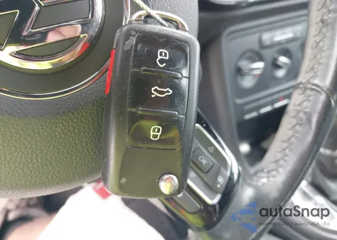 2013 Volkswagen Beetle 2.0T z USA, uszkodzony, nr VIN 3VW7T7AT7DM827842